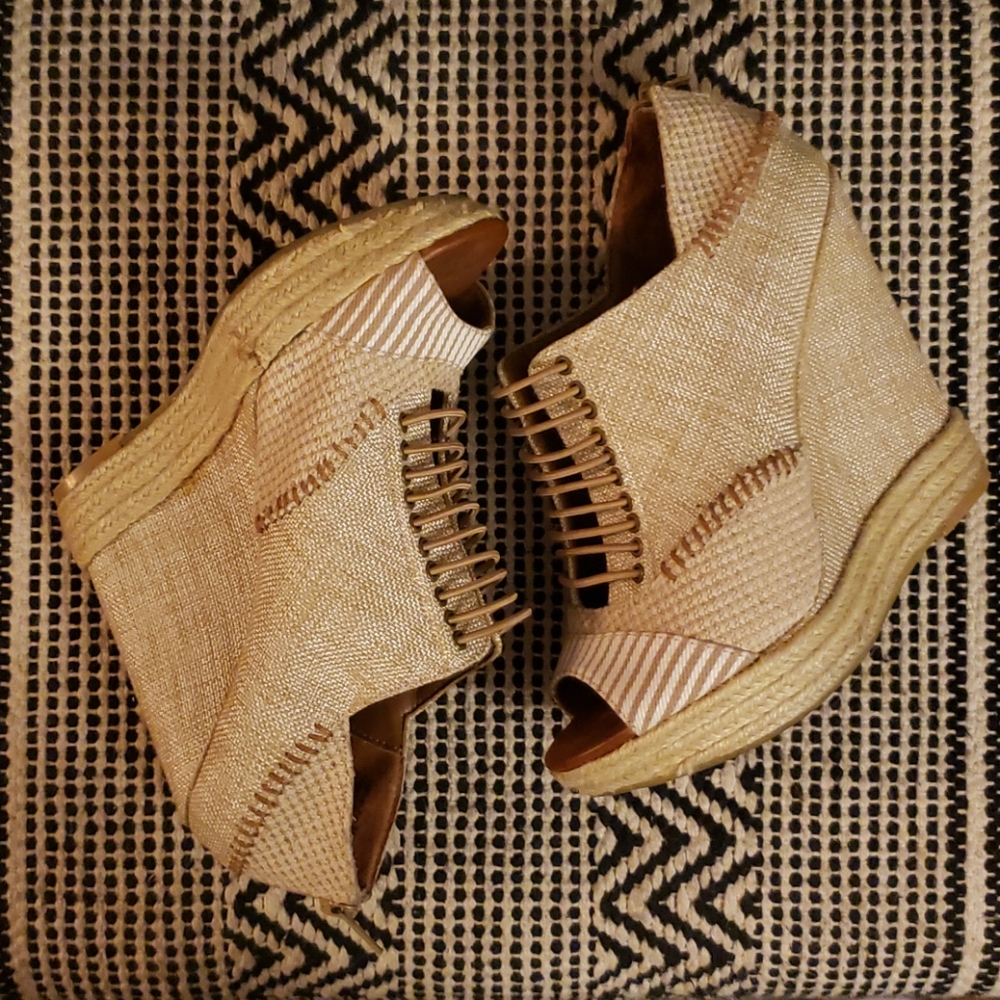 [DIR. SALE: FREE SHIPPING] -- Chinese Laundry - "Make My Day" Wedges